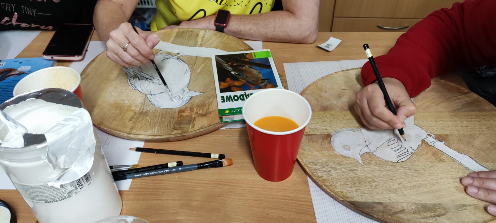 malowanie ptaka na drewnie